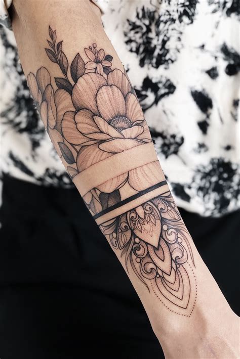 tatuaggio fiori braccio femminile|Tatuaggio braccio: 250 immagini e idee per uomo e donna